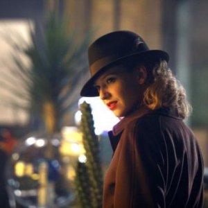 Anna Torv nell'episodio musicale Brown Betty di Fringe