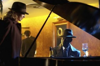 Fringe: Anna Torv e Lance Reddick nell'episodio musicale Brown Betty