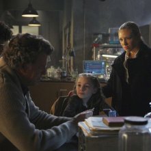 Fringe: Jasika Nicole, Anna Torv, John Noble e Lily Pilblad nell'episodio Brown Betty