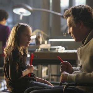 Fringe: John Noble e Lily Pilblad nell'episodio Brown Betty