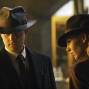 Fringe: Joshua Jackson ed Anna Torv in una delle prime immagini dell'episodio musicale Brown Betty