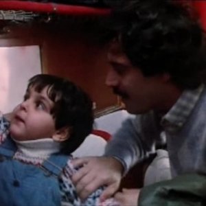 il piccolo Lorenzo Aiello accanto ad Enrico Montesano nel film Amore in prima classe