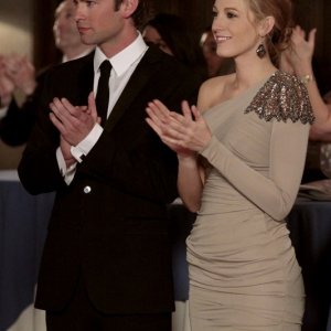 Nate (Chace Crawford) e Serena (Blake Lively) applaudono, in una sequenza dell'episodio It's a Dad, Dad, Dad, Dad World  di Gossip Girl