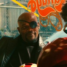 Nick Fury (Samuel L. Jackson) in un confronto poco amichevole con il nemico (Robert Downey Jr.) nel film Iron Man 2