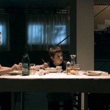 Paola Cortellesi, Lorenzo Valvassori e Claudio Amendola ina una scena del film La fisica dell'acqua