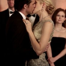 Rufus (Matthew Settle) bacia Lily (Kelly Rutherford) in un momento dell'episodio It's a Dad, Dad, Dad, Dad World  di Gossip Girl