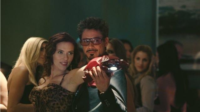 Scarlett Johansson e Robert Downey Jr. in una scena di Iron Man 2