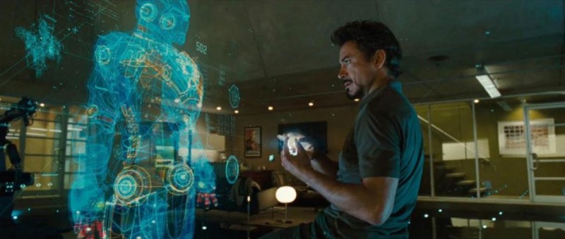 Tony Stark (Robert Downey Jr) davanti al proprio ologramma nel film Iron Man 2