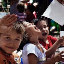 Un gruppo di bambini si diverte sul set del film Sotto il Celio Azzurro
