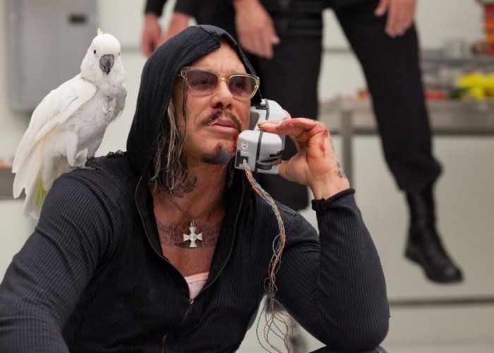 Iron Man 2: Mickey Rourke voleva un look da samurai, l'accento russo e un uccello sulla spalla