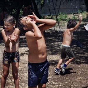 Un'immagine degli allegri bambini del film Sotto il Celio Azzurro