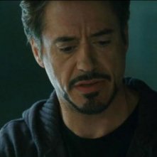 Un perplesso Robert Downey Jr. nel film Iron Man 2