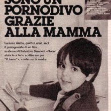 Uno scherzoso titolo di giornale che si riferisce alla partecipazione del piccolo Lorenzo Aiello ad un film sexy come Amore in prima classe