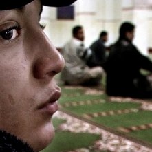 Nader Sarhan nella scena della moschea nel film Fratelli d'Italia