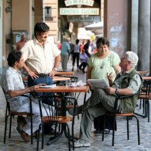Ahmed Hafiene, Francesco Pannofino, Serra Yilmaz e Ninetto Davoli nel film Scontro di civiltà per un ascensore a Piazza Vittorio