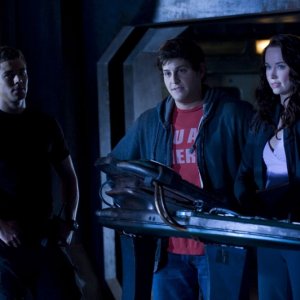 Brian J. Smith, David Blue ed Elyse Levesque nell'episodio Human di Stargate Universe