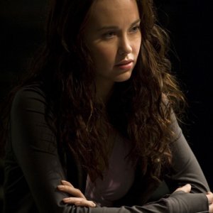 Chloe (Elyse Levesque) in una sequenza dell'episodio Human di Stargate Universe