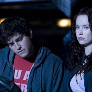 David Blue ed Elyse Levesque in una sequenza dell'episodio Human di Stargate Universe