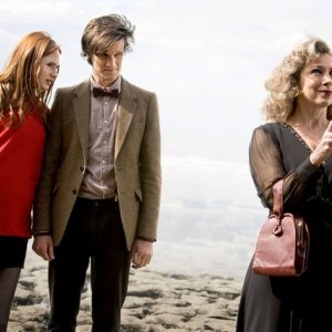 Doctor Who: Alex Kingston, Karen Gillan e Matt Smith nell'episodio The Time of Angels