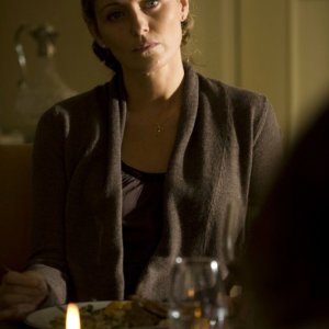 Gloria (Louise Lombard) nell'episodio Human di Stargate Universe