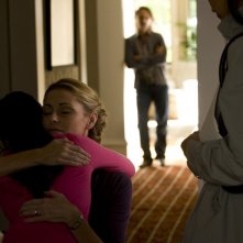 Gloria Rush (Louise Lombard) abbraccia un'allieva in un momento dell'episodio Human di Stargate Universe