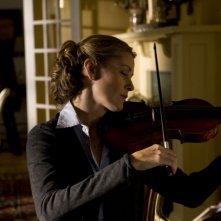 Gloria Rush (Louise Lombard) suona il violino in una scena dell'episodio Human di Stargate Universe