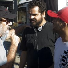 I registi Cacá Diegues, Cacau Amaral e Rodrigo Felha sul set di uno degli episodi di 5xFavela