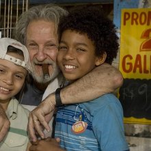 L'attore Rui Gerra con i piccoli Juan Paiva e Pablo Vinicius sul set di uno degli episodi di 5xFavela