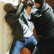 Morris Chestnut e Brad Turner nell'episodio Heretic's Fork del remake di Visitors