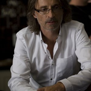 Nicholas Rush (Robert Carlyle) in una scena dell'episodio Human di Stargate Universe