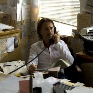 Nicholas Rush (Robert Carlyle) sommerso da appunti nell'episodio Human di Stargate Universe