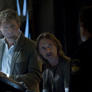 Patrick Gilmore e Robert Carlyle parlano con Justin Louis nell'episodio Human di Stargate Universe