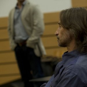 Robert Carlyle e Michael Shanks (sullo sfondo) nell'episodio Human di Stargate Universe