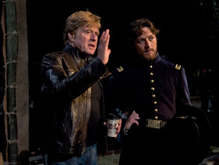 Robert Redford istruisce James McAvoy sul set di The Conspirator