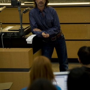 Rush (Robert Carlyle) a lezione nell'episodio Human di Stargate Universe