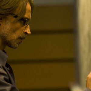 Rush (Robert Carlyle) cerca di decifrare un problema nell'episodio Human di Stargate Universe