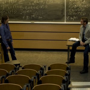 Rush (Robert Carlyle) e Jackson (Michael Shanks) discutono nell'episodio Human di Stargate Universe
