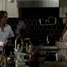 Rush (Robert Carlyle) e la moglie Gloria (Louise Lombard) nell'episodio Human di Stargate Universe