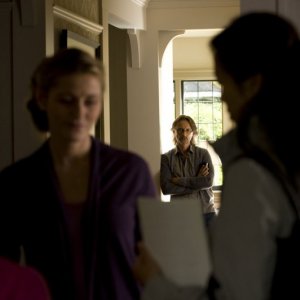 Rush (Robert Carlyle) osserva la moglie nell'episodio Human di Stargate Universe