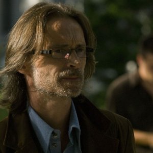 Un primo piano del Dott. Rush (Robert Carlyle) nell'episodio Human di Stargate Universe