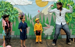 Una simpatica immagine di Diego Luna sul set del suo Abel.