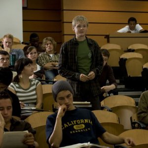 Uno studente (Chad Krowchuk) durante una lezione del Dott. Rush nell'episodio Human di Stargate Universe