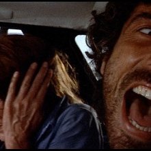 Don Backy e (sullo sfondo) Lea Lander in una scena del thriller Semaforo Rosso (Cani arrabbiati)