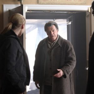 Fringe: Anna Torv, John Noble e Lance Reddick nella prima parte del finale della stagione 2