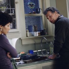 Fringe: Jasika Nicole e John Noble nell'episodio Northwest Passage