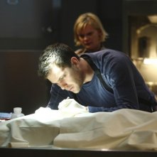 Fringe: Martha Plimpton e Joshua Jackson in una scena dell'episodio Northwest Passage