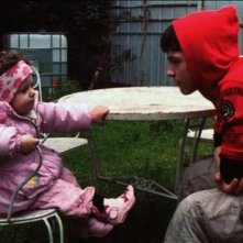 La piccola Asia Crippa e Tairo Caroli in una scena del film Non è ancora domani