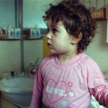 La piccola Asia Crippa in una scena del film Non è ancora domani