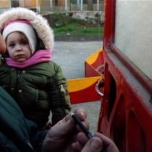 La piccola Asia Crippa insieme a Walter Saabel in una scena del film Non è ancora domani