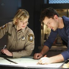 Martha Plimpton e Joshua Jackson nell'episodio Northwest Passage di Fringe